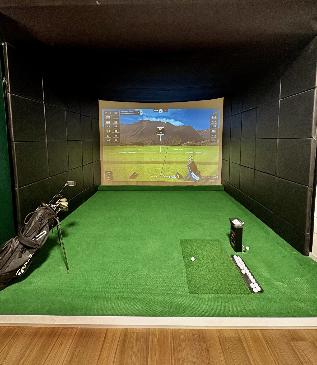 Standard simulator bay at The Bunkr Indoor Golf in Newmarket